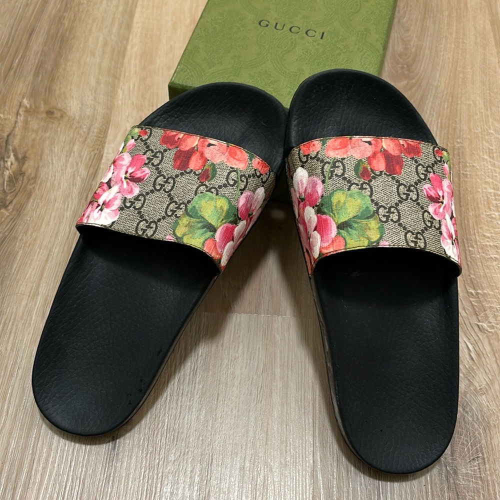 Gucci pool slides w/ original Gucci box
